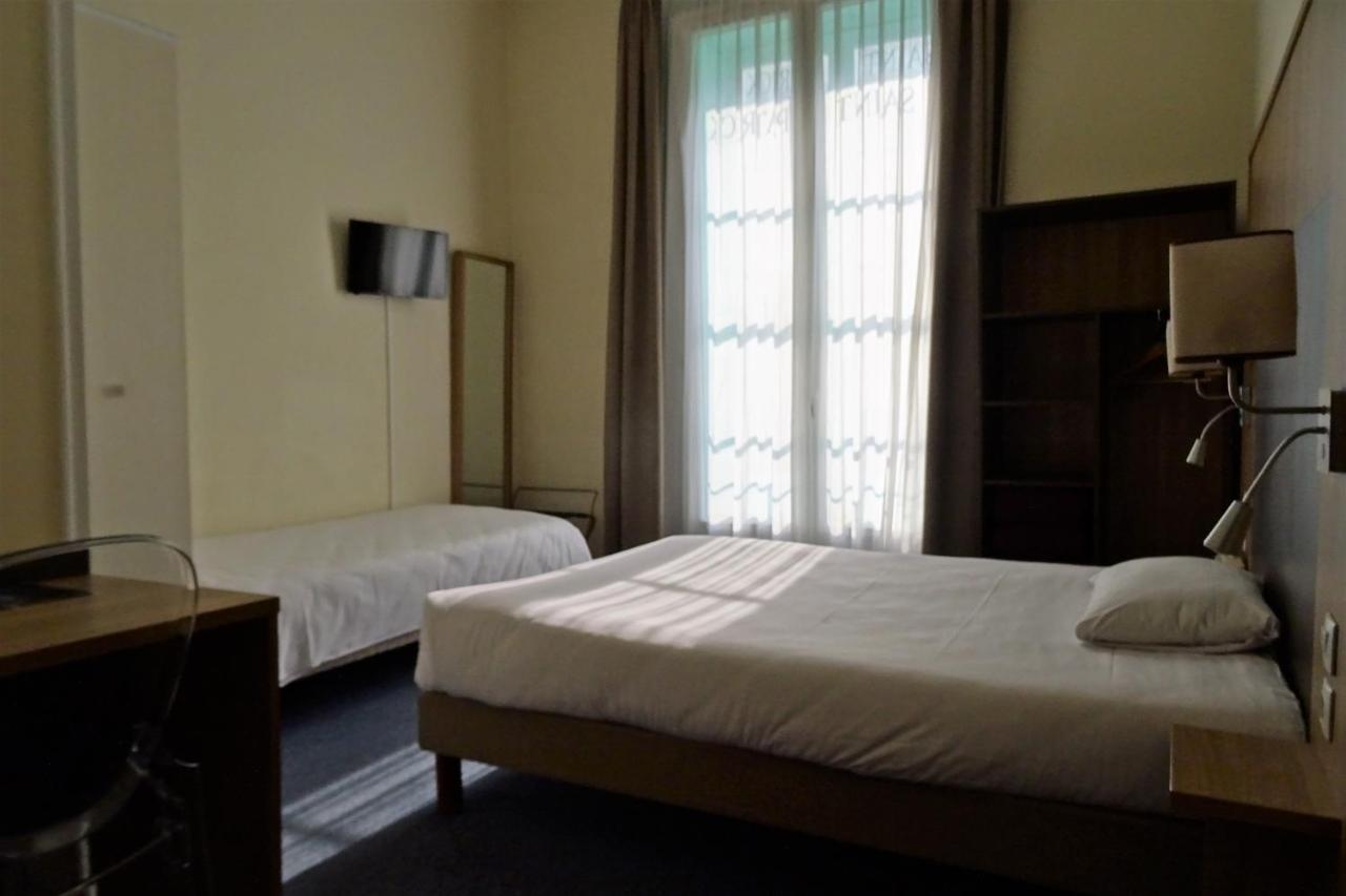 Hotel Saint-Patrick Coeur De น็องต์ ภายนอก รูปภาพ
